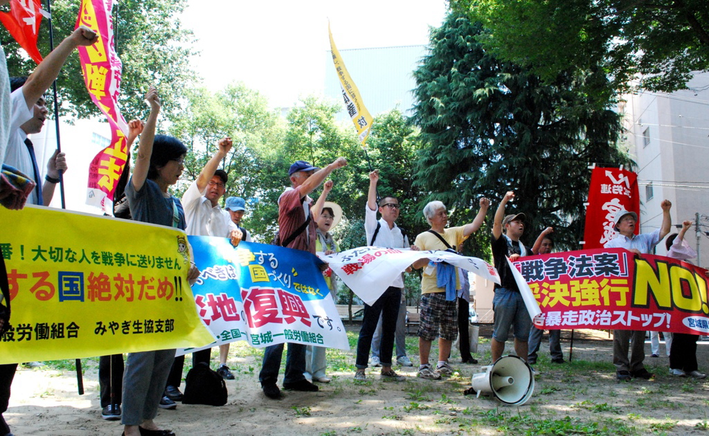 ④「戦争法廃案」をスローガンに元鍛冶丁公園で合流。決起集会90人。猛暑の中、元気な集会でした。